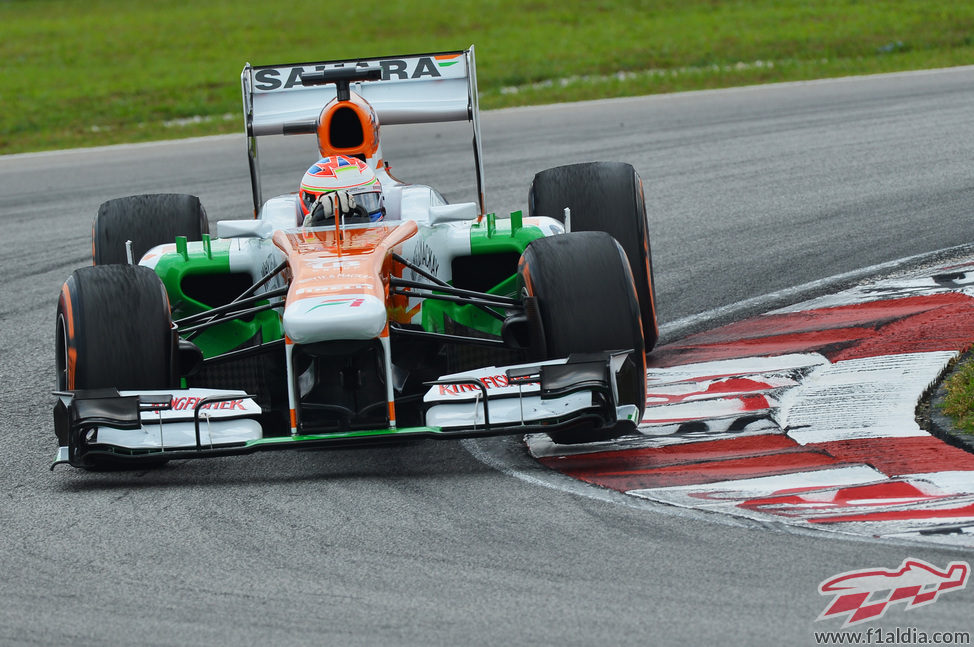 Paul di Resta coge una curva en Sepang