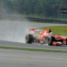 Felipe Massa rueda con lluvia en Sepang