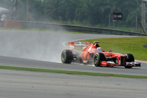 Felipe Massa rueda con lluvia en Sepang