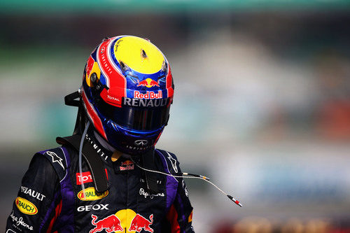 Mark Webber no se quita el casco visiblemente enfadado