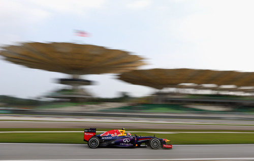 Mark Webber afronta una de las reviradas curvas del circuito de Sepang