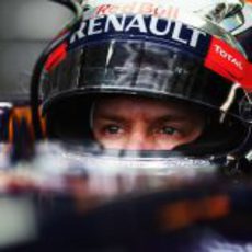 Sebastian Vettel visualiza una buena vuelta para lograr la pole