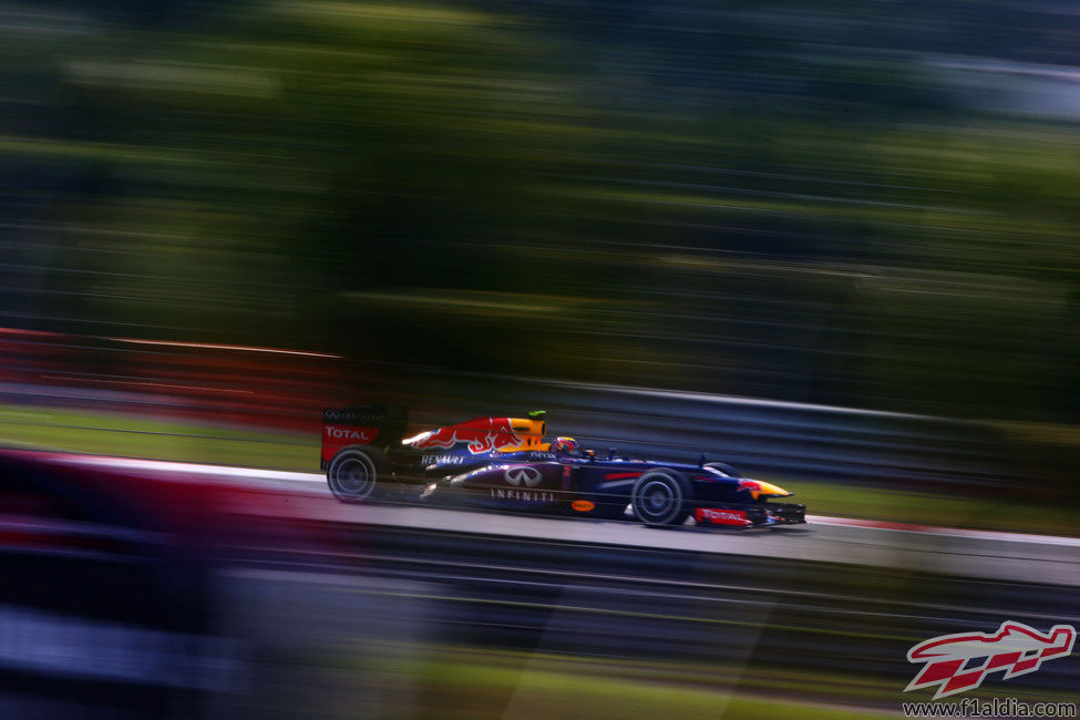 Mark Webber trata de marcar un buen tiempo con su RB9