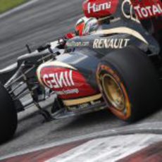 Kimi Räikkönen entra en una curva en Sepang