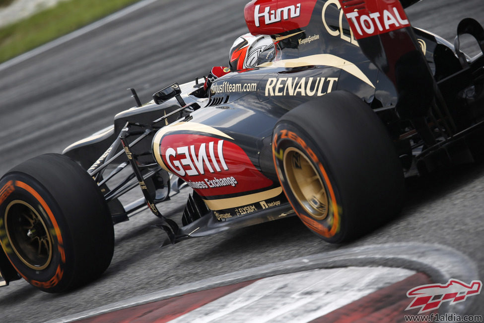 Kimi Räikkönen entra en una curva en Sepang