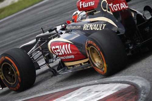 Kimi Räikkönen entra en una curva en Sepang