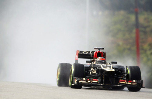 Kimi Räikkönen rueda sobre mojado en Malasia