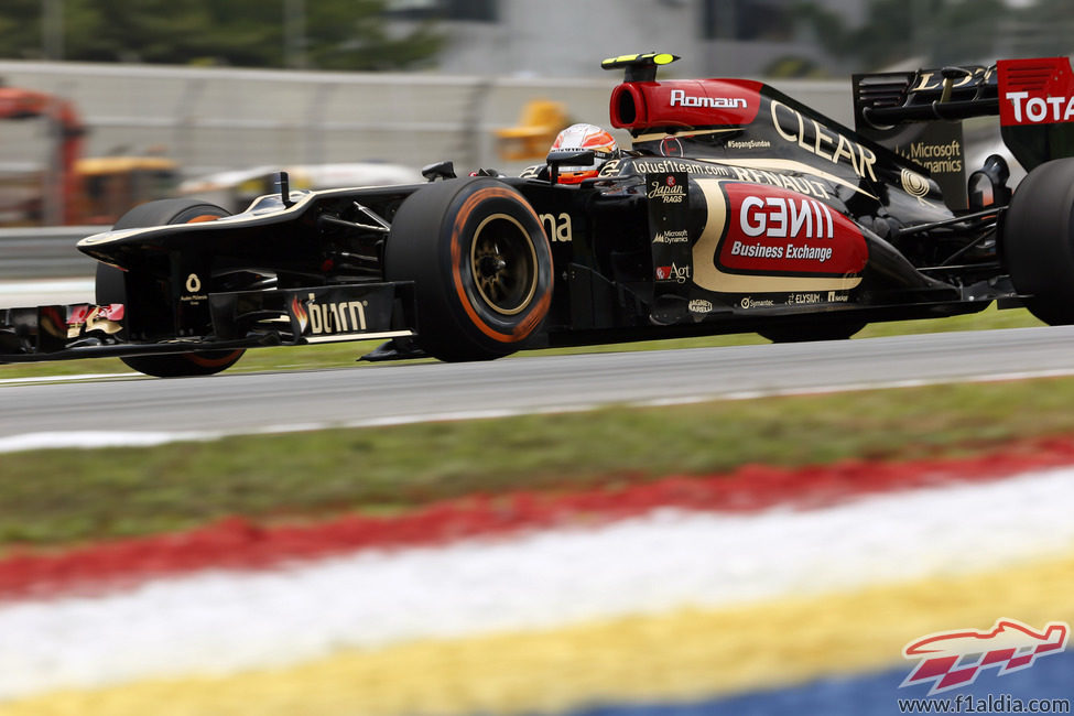 Romain Grosjean rueda en seco con el compuesto duro