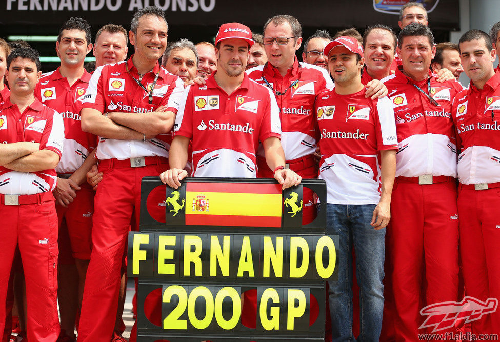 Fernando Alonso posa con su cartel conmemorativo