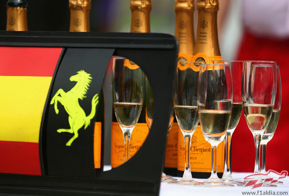 Champagne y Cavallino Rampante