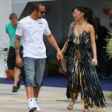 Lewis Hamilton y su novia en Sepang