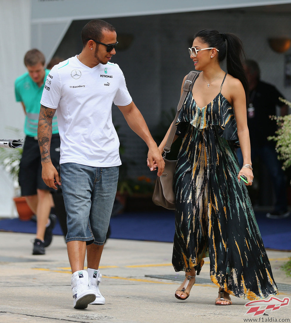 Lewis Hamilton y su novia en Sepang