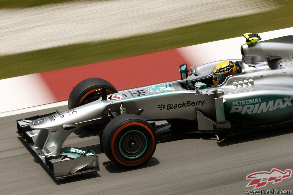 Lewis Hamilton rueda con los duros en los Libres 3 de Malasia