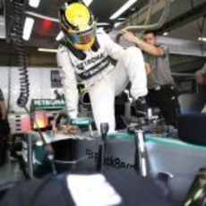 Lewis Hamilton se dispone a subirse al W04