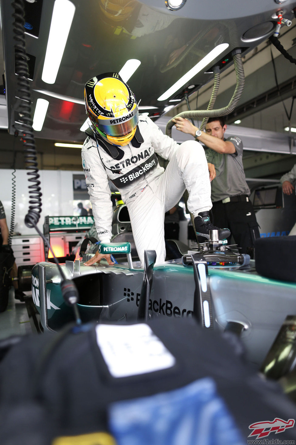 Lewis Hamilton se dispone a subirse al W04