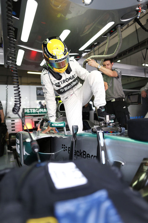 Lewis Hamilton se dispone a subirse al W04