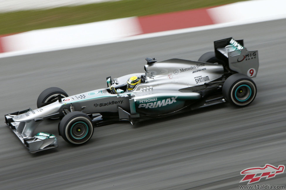 Nico Rosberg rueda en los Libres 3 del GP de Malasia 2013