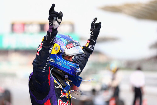 Sebastian Vettel alza los brazos