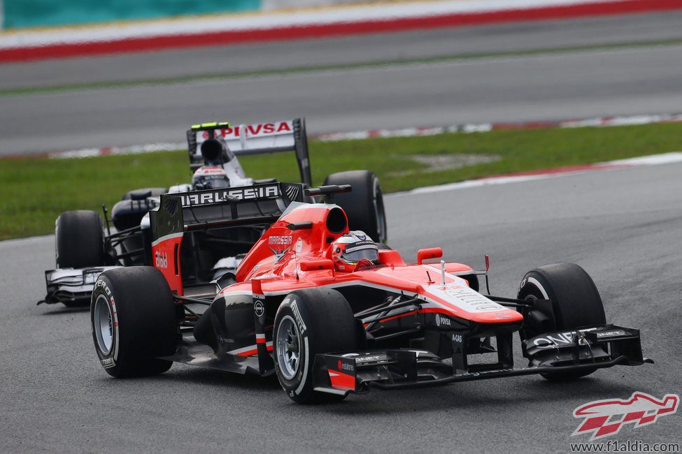 Jules Bianchi, por delante de Valtteri Bottas