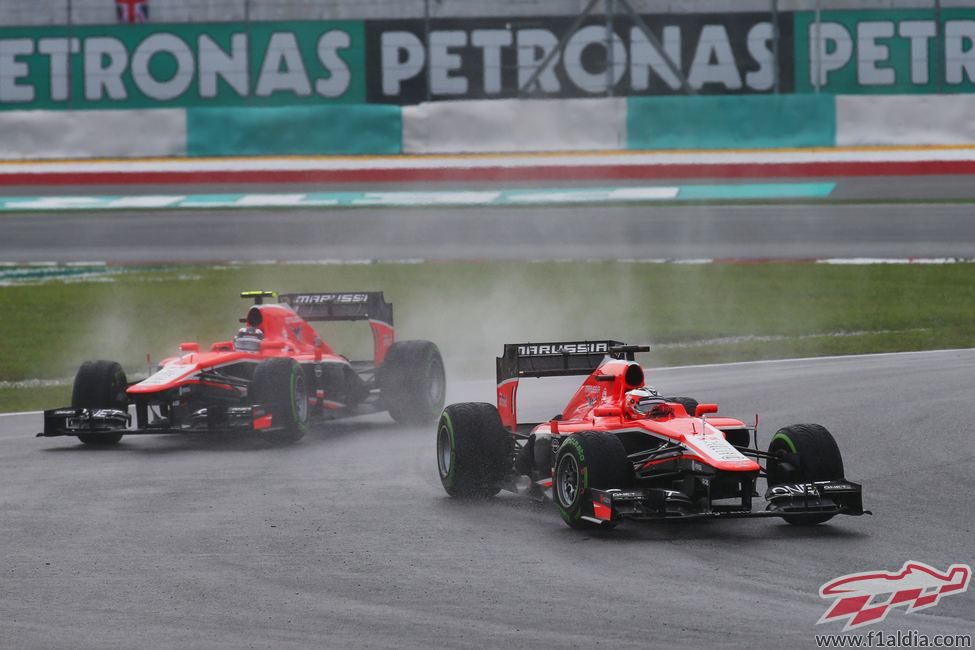 Los dos Marussia rodando en mojado