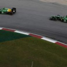 Los dos Caterham en la última curva de Sepang