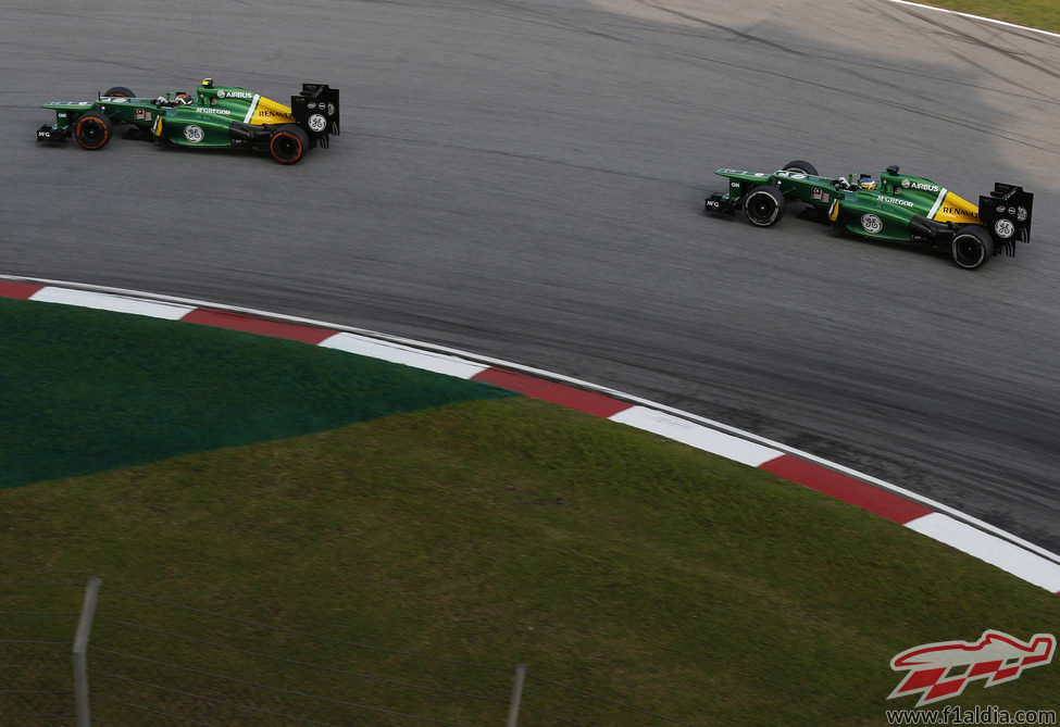 Los dos Caterham en la última curva de Sepang