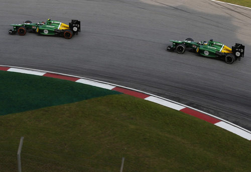 Los dos Caterham en la última curva de Sepang