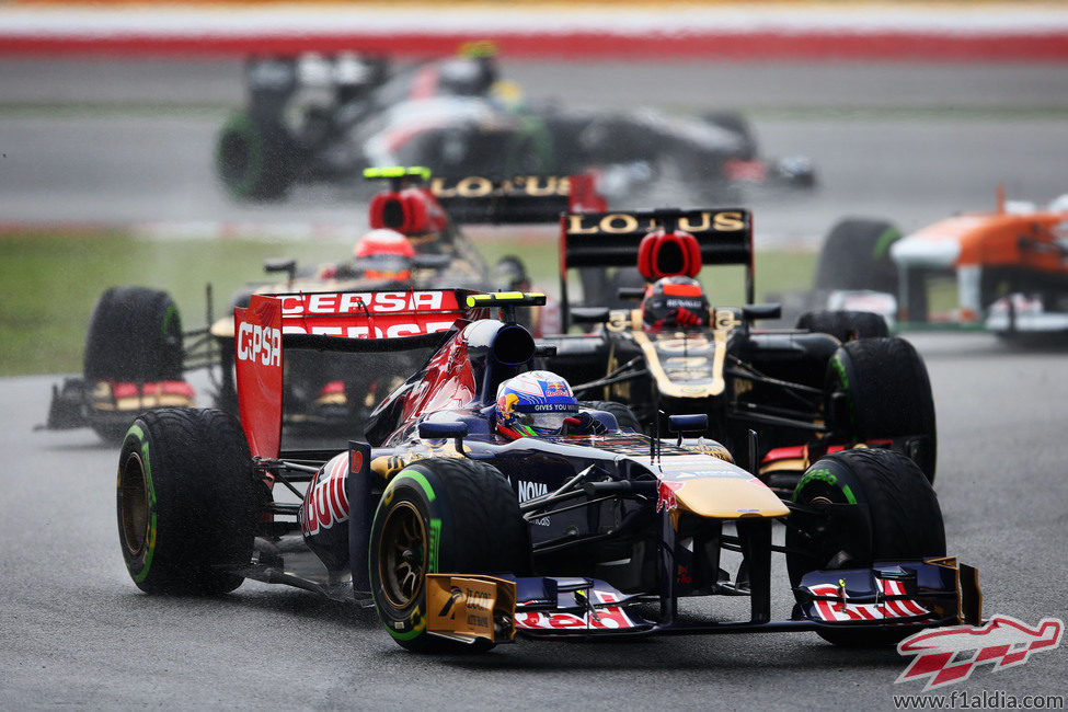 Daniel Ricciardo por delante de los Lotus