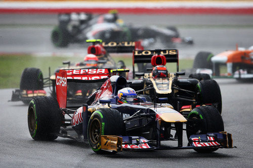 Daniel Ricciardo por delante de los Lotus