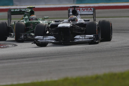 Pastor Maldonado peleando atrás