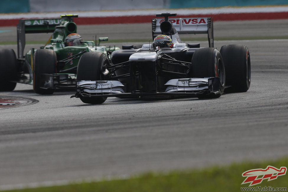 Pastor Maldonado peleando atrás