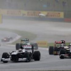 Pastor Maldonado por delante de Esteban Gutiérrez