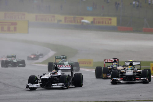 Pastor Maldonado por delante de Esteban Gutiérrez