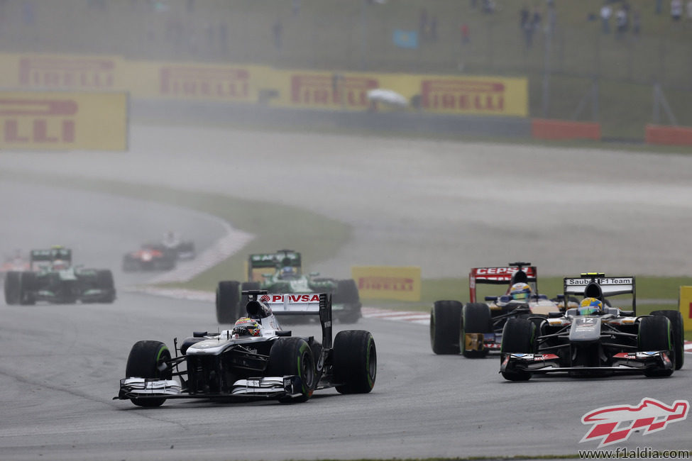 Pastor Maldonado por delante de Esteban Gutiérrez