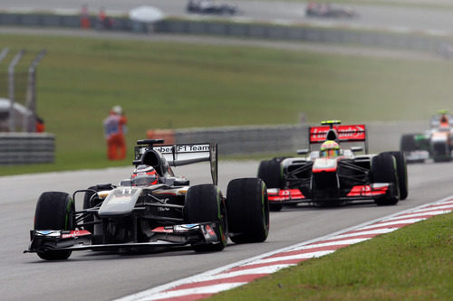 Nico Hülkenberg por delante de Sergio Pérez