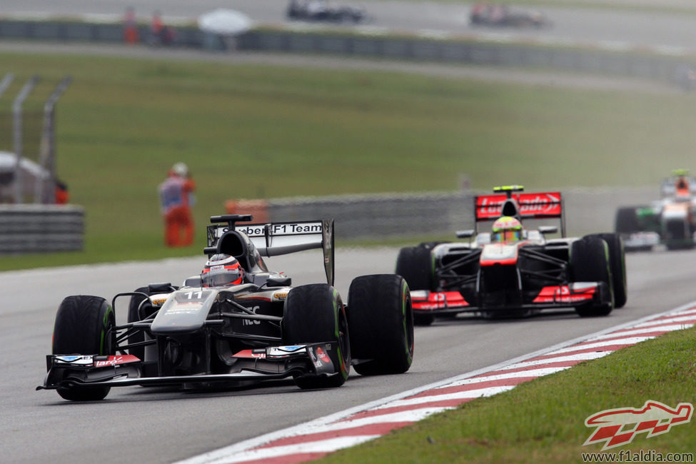 Nico Hülkenberg por delante de Sergio Pérez