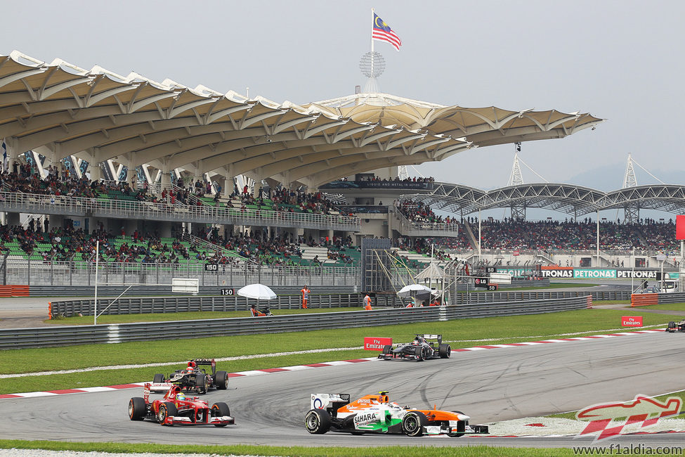 Adrian Sutil rodando en grupo