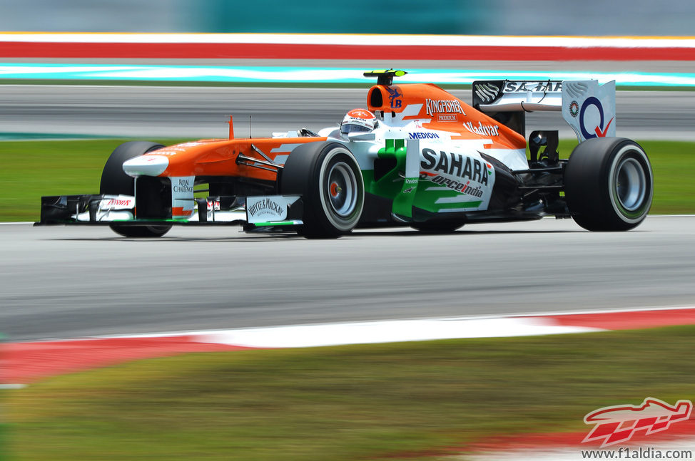 Adrian Sutil en la primera curva de Sepang