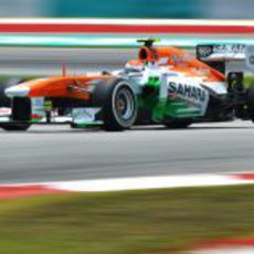 Adrian Sutil en la primera curva de Sepang