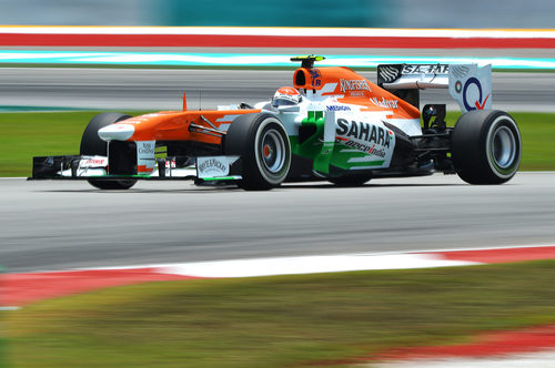 Adrian Sutil en la primera curva de Sepang
