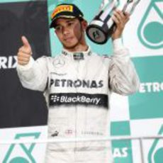 Lewis Hamilton en el podio con Mercedes