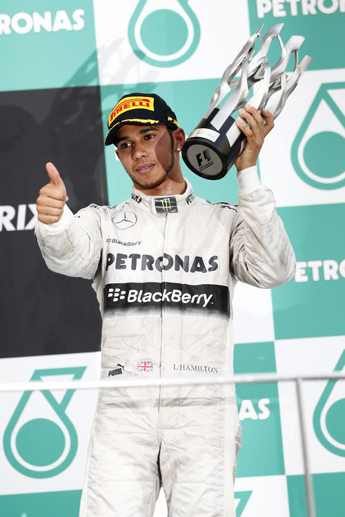 Lewis Hamilton en el podio con Mercedes