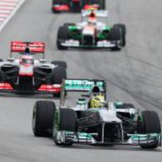 Nico Rosberg rueda por delante de Jenson Button