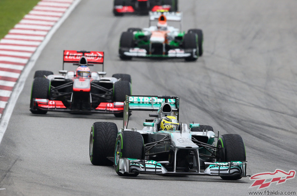 Nico Rosberg rueda por delante de Jenson Button