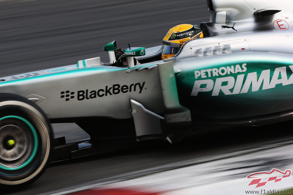Lewis Hamilton, camino al podio de Sepang