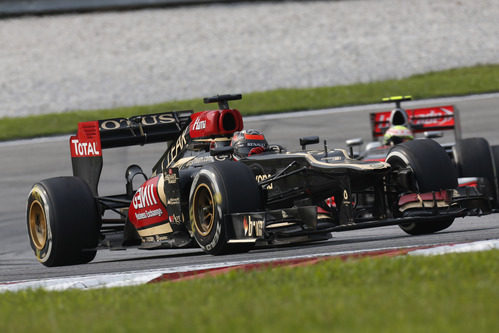 Kimi Räikkönen por delante de Sergio Pérez