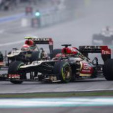 Los dos Lotus en la primera curva de Sepang