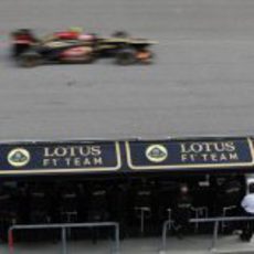 Romain Grosjean pasa frente al muro de Lotus