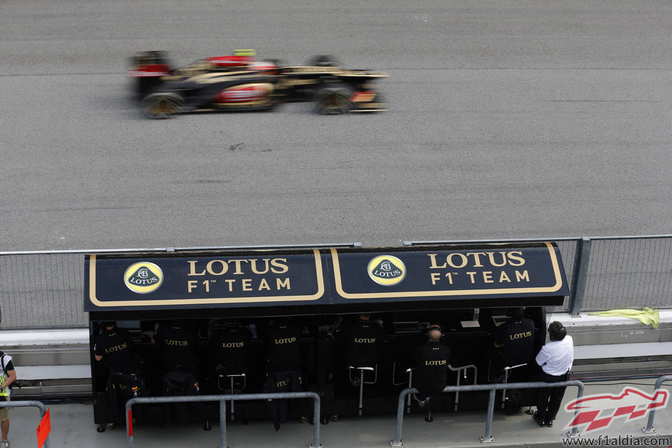 Romain Grosjean pasa frente al muro de Lotus
