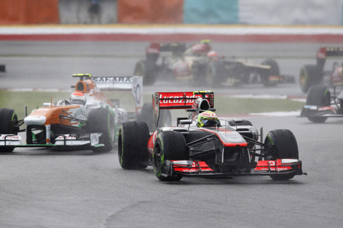 Sergio Pérez y Adrian Sutil al inicio de la carrera